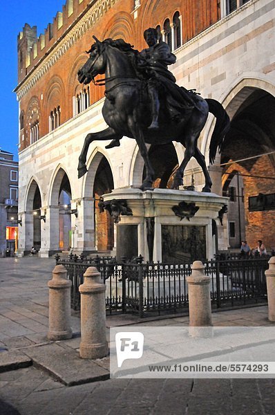 Statue Platz Emilia-Romangna Italien