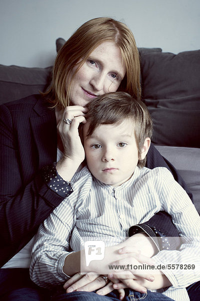 Mutter mit Sohn auf dem Schoß  Portrait