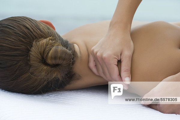 Massagetherapeutin mit Frauenmassage  Nahaufnahme