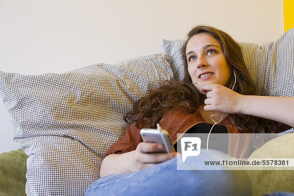 Junge Frau hört MP3-Player