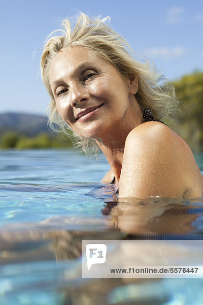 Reife Frau entspannt im Pool  Portrait
