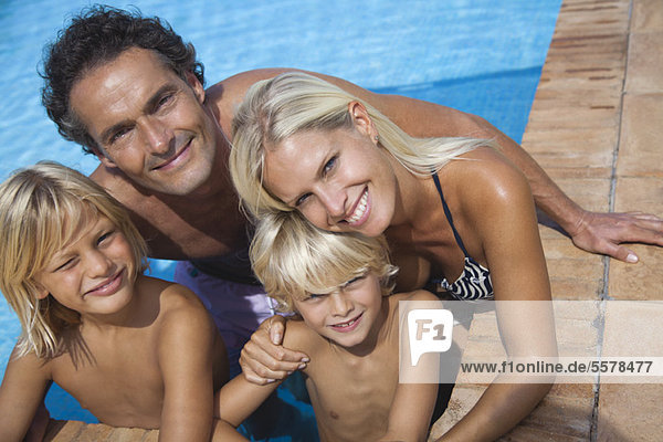 Familie entspannt zusammen im Schwimmbad  Portrait
