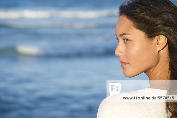 Junge Frau mit Blick auf das Meer,  Profil