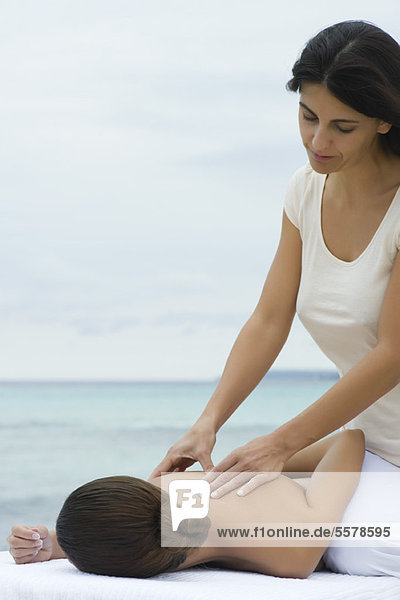 Massagetherapeutin mit Frauenmassage