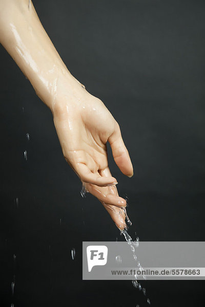 Hand unter fließendem Wasser