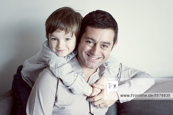 Junge umarmt seinen Vater  Porträt