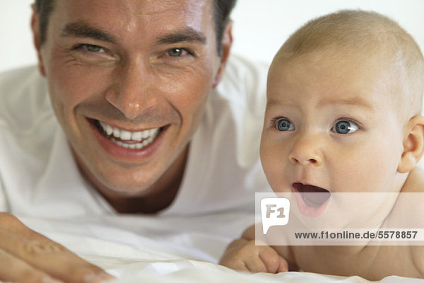 Vater und Baby lachen zusammen  Porträt
