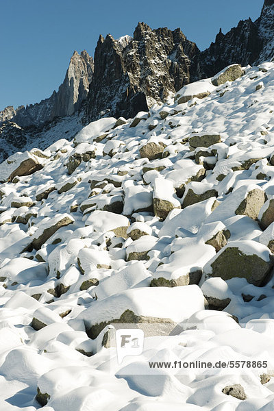 Berggipfel und schneebedeckte Felsen