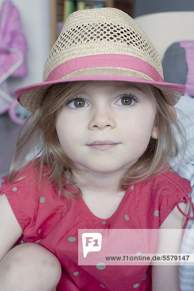 Kleines Mädchen mit Strohhut  Portrait