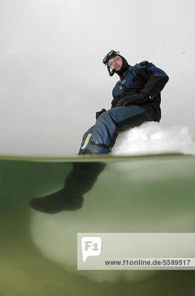 Eistauchen im zugefrorenen Schwarzen Meer  ein seltenes Phänomen  das zuletzt 1977 autrat  Odessa  Ukraine  Osteuropa  Europa