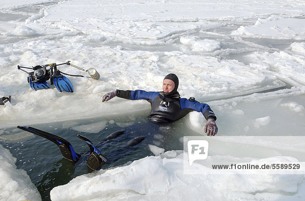 Taucher beim Eistauchen im zugefrorenen Schwarzen Meer vor  ein seltenes Phänomen  das zuletzt 1977 auftrat  Odessa  Ukraine  Osteuropa  Europa