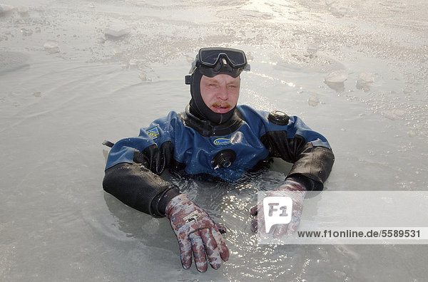 Taucher beim Eistauchen im zugefrorenen Schwarzen Meer vor,  ein seltenes Phänomen,  das zuletzt 1977 auftrat,  Odessa,  Ukraine,  Osteuropa,  Europa