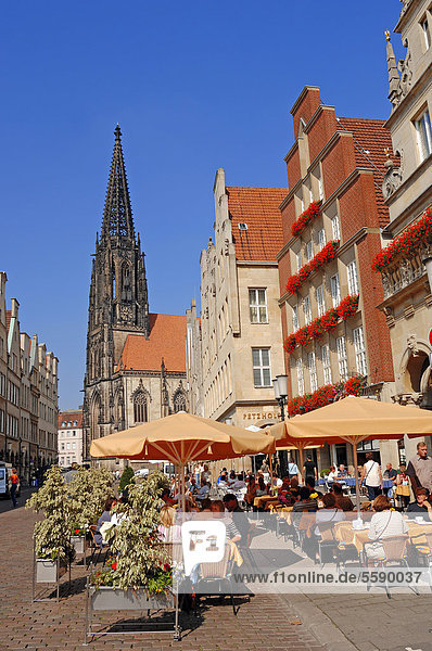 Straßencafe am Prinzipalmarkt und Lambertikirche oder St. Lamberti Kirche  Münster  Münsterland  Nordrhein-Westfalen  Deutschland  Europa  ÖffentlicherGrund