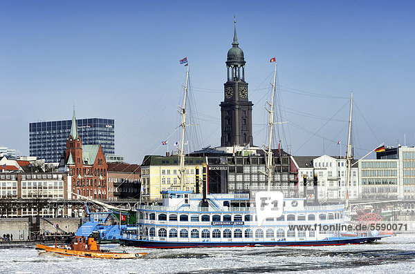 Raddampfer Louisiana Star und Eisbrecher Hugo Lentz im winterlichen Hamburger Hafen  Hamburg  Deutschland  Europa