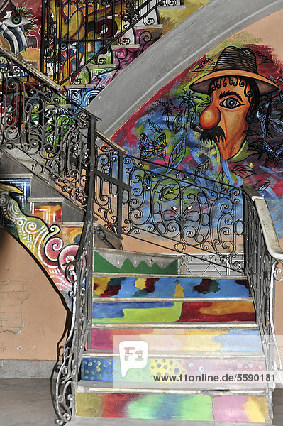 Bunt bemalte Treppe  Hauseingang  Graffiti  Zentrum von Havanna  Centro Habana  Kuba  Große Antillen  Karibik  Mittelamerika  Amerika