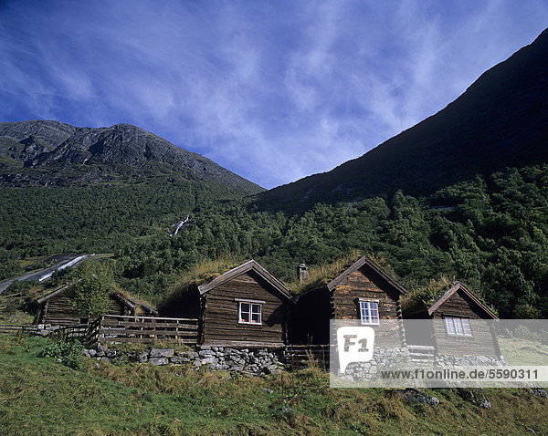 Alte Holzhäuser  Hütten  am See Lovatnet  bei Olden  Sogn og Fjordane  Norwegen  Skandinavien  Europa