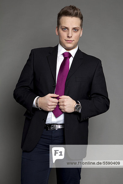 Junger Mann in Anzug und Krawatte  im Business-Look