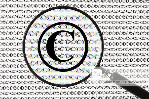 Copyright-Zeichen durch Lupe  Symbolbild Urheberschutz