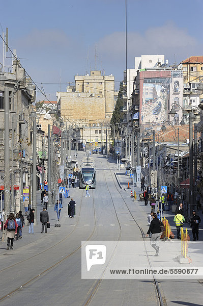 Straßenszene auf der Jaffa-Straße mit der neuen Straßenbahn  Stadtbahn und einem Wandgemälde auf dem die Straßenbahn gemalt ist  Jerusalem  Israel  Naher Osten  Vorderasien