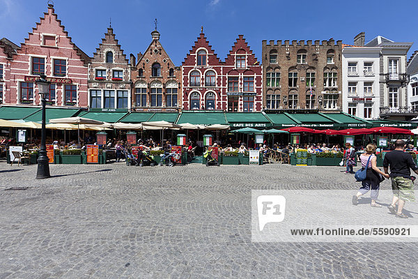 Zunfthäuser mit Straßenrestaurants am Grote Markt Marktplatz  Altstadt von Brügge  UNESCO Weltkulturerbe  Westflandern  Flämische Region  Belgien  Europa