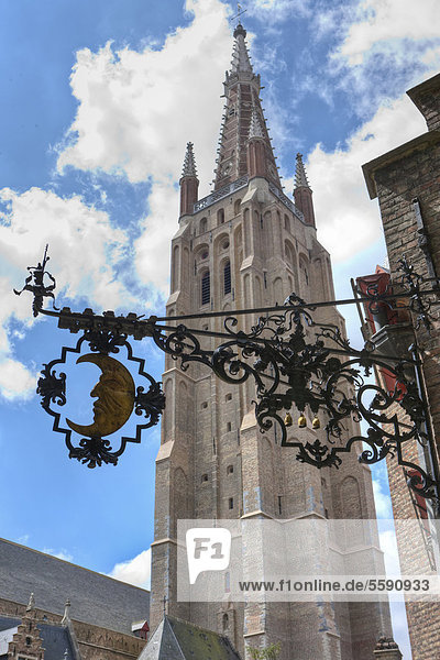 Gruuthusemuseum an der Liebfrauenkirche  Onze-Lieve-Vrouwekerk  Altstadt von Brügge  UNESCO Weltkulturerbe  Westflandern  Flämische Region  Belgien  Europa