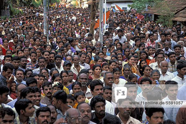 Crowd of people  Varkala  Kerala  South India  India  Asia
