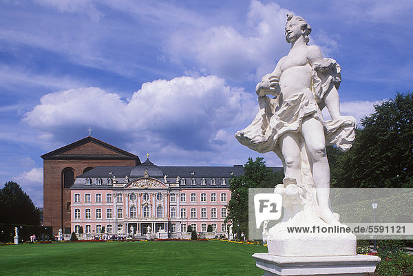 Statue vor der Konstantinbasilika und Kurfürstliches Palais  Gartenanlage  Trier  Rheinland-Pfalz  Deutschland  Europa