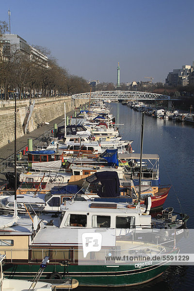 Kanal mit Yachten zwischen Seine und Place de la Bastille  Paris  Frankreich  Europa