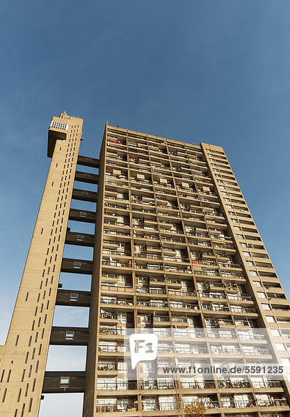 Trellick Tower  31-stöckiger Wohnblock  98m  im Stil des Brutalismus erbaut  von Ernö Goldfinger entworfen  1972 fertiggestellt  North Kensington  London  England  Großbritannien  Europa
