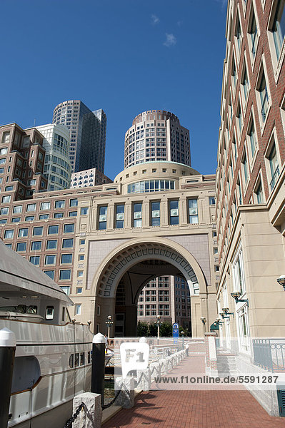 Hochhaus-Türme  Financial District  großes Tor am Rowes Wharf  Harborwalk  Boston  Massachusetts  Neuengland  USA  Nordamerika  Amerika