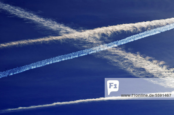 Kondensstreifen von Flugzeugen am blauen Himmel