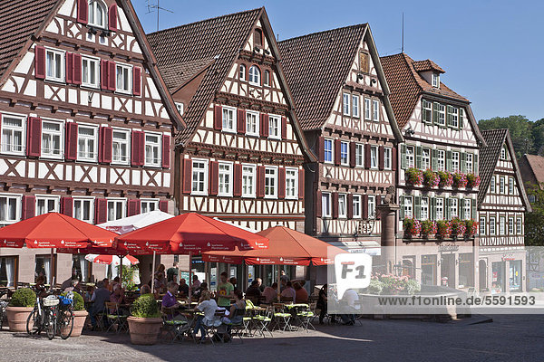 Cafe  Restaurant am Marktplatz  Marktbrunnen  Fachwerkhäuser  Calw  Schwarzwald  Baden-Württemberg  Deutschland  Europa