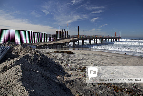 'Das ''Surf Fence Project'' Zaun-Brandungsprojekt der US Border Patrol verlängert den Grenzzaun zwischen den Vereinigten Staaten und Mexiko weiter in den Pazifischen Ozean hinein San Ysidro Kalifornien USA'