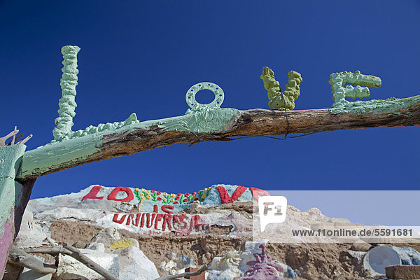 'Schriftzug ''Love'' am Salvation Mountain ein mit religiösen Botschaften bedeckter Wüstenhügel von Leonard Knight erschaffen Niland Kalifornien USA'