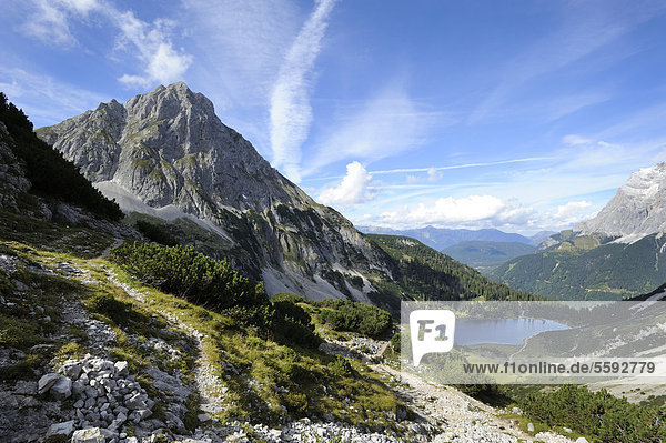 Blick auf die Sonnenspitze oberhalb des Seebensee  rechts Zugspitze  Ehrwald  Tirol  Österreich  Europa  ÖffentlicherGrund