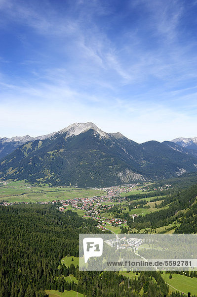Blick auf Ehrwald  hinten Ammergauer Alpen  Tirol  Österreich  Europa  ÖffentlicherGrund