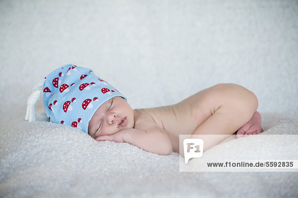 Neugeborenes Baby  3 Wochen  schlafend  mit Mütze