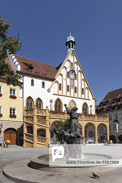 Amberger Hochzeitsbrunnen und gotisches Rathaus  Marktplatz  Amberg  Oberpfalz  Bayern  Deutschland  Europa  ÖffentlicherGrund
