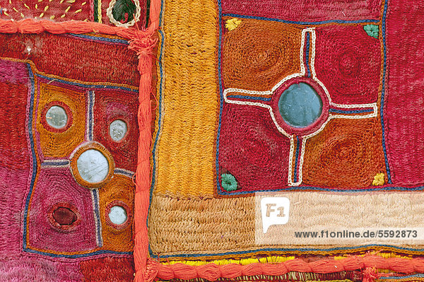 Tradioneller Wandbehang aus Rajasthan Detail mit eingearbeiteten Spiegelchen Rajasthan Indien Asien