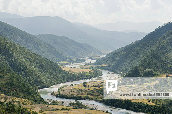 Flusslandschaft  Fluss schlängelt sich durch ein Tal  bei Punakha  Himalaja  Königreich Bhutan  Südasien  Asien