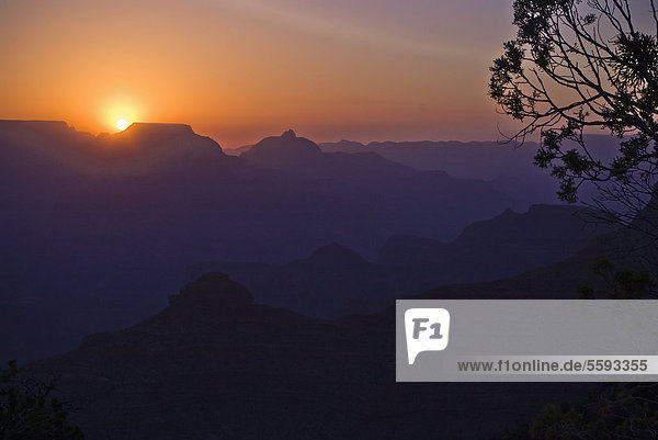 Vereinigte Staaten  Arizona  Blick auf den Grand Canyon Nationalpark bei Sonnenuntergang