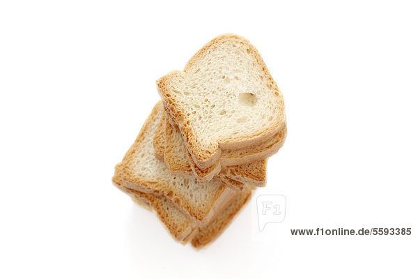Toaststapel auf weißem Hintergrund  Nahaufnahme