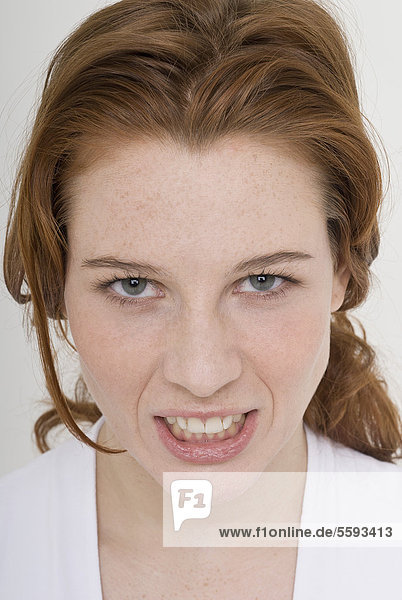 Junge Frau beim Zähnepressen  Portrait