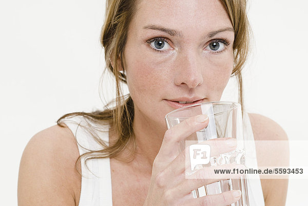 Junge Frau mit Glas Wasser  Portrait