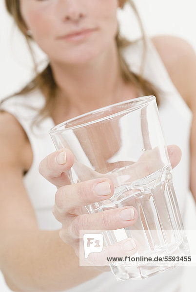 Junge Frau mit Glas Wasser  Nahaufnahme
