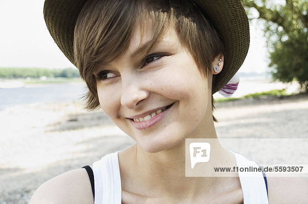 Junge Frau mit Mütze  lächelnd
