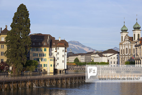 Schweiz  Luzern  Blick auf die Altstadt mit Kirche an der Reuss