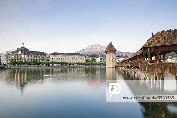 Schweiz  Luzern  Blick auf die Kapellbrücke mit Wasserturm