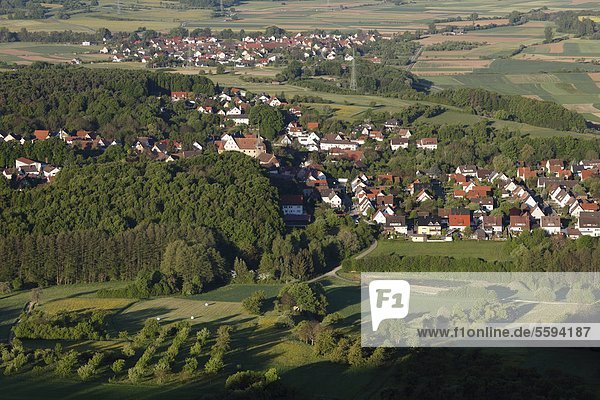 Deutschland  Bayern  Franken  Fränkische Schweiz  Blick auf Wiesenthau Dorf und Schloss