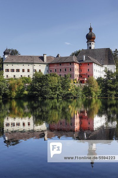 Deutschland Bayern Oberbayern Region Rupertiwinkel Gebäudeansicht mit Hoeglwoerther See